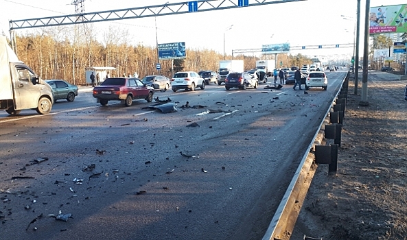 В Воронеже автомобилистка на BMW спровоцировала аварию с 6 машинами