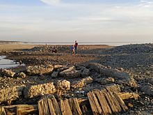 Надгробие неизвестного советника показалось со дна Обского моря