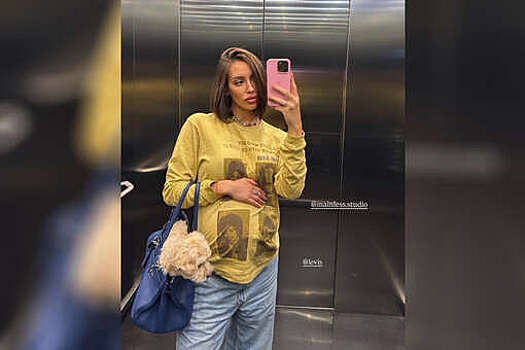 Модель Валентина Иванова снялась в спущенных джинсах и лонгсливе