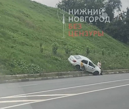 Таксист «припарковался» на склоне Похвалинского съезда в Нижнем Новгороде