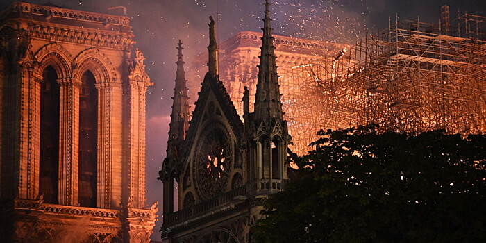 Мир скорбит из-за страшного пожара в соборе Парижской Богоматери