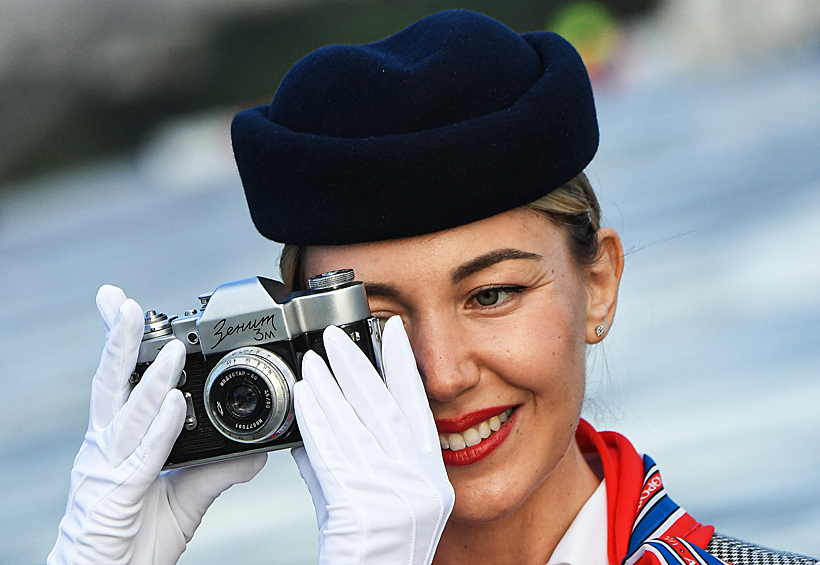 "Зенит" — был и остается одним из самых известных советских брендов зеркальных фотокамер. 