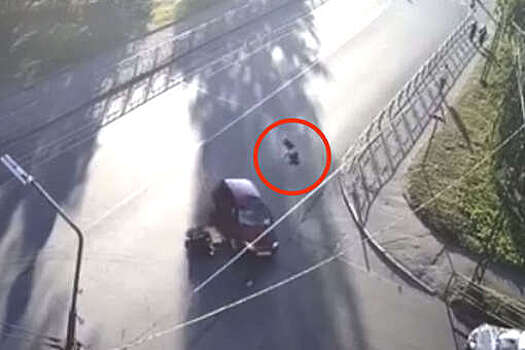 В Петрозаводске на видео попало, как курьер сделал сальто в момент жесткого ДТП