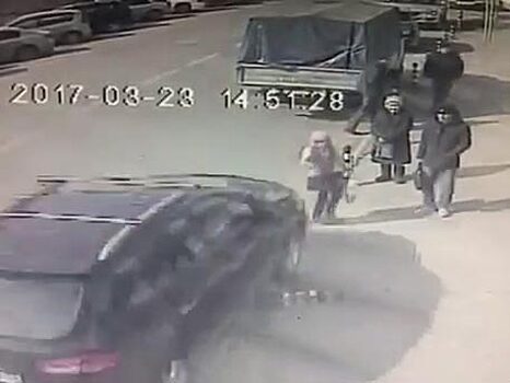 Автомобиль сбил пешеходов на остановке в Бурятии
