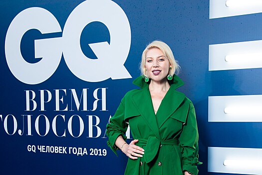 Подруга Билана певица Polina пришла на вечеринку GQ в ярко-зеленом тренче и с «винными» губами, а Муцениеце — в длинном платье и под руку с Прилучным