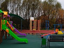 Установку детской площадки завершили в Кленовском