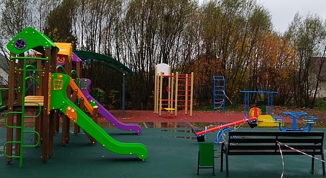 Установку детской площадки завершили в Кленовском