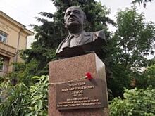 В Иркутске открыли бюст профессора Ходоса