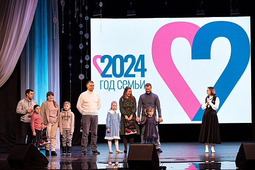 Многодетные родители получили сертификаты в Выксе в честь старта Года семьи