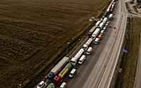 Украинские водители заблокировали проезд машин на польской дороге