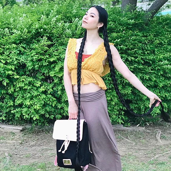 Как говорит сама Рин, она бросила стричься в тот момент, когда стала исповедовать буддизм. А чтобы сохранить качество волос, следит за питанием вдвое тщательней, ведь нехватка полезных веществ в организме отражается на внешнем виде прически в первую очередь.