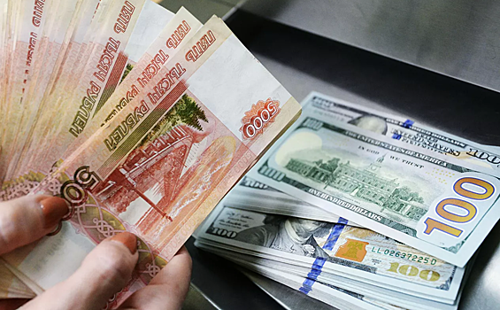 Успеть до Нового года: экономист назвал валюты для накоплений