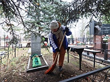 Омская молодежь приводит в порядок места захоронений Героев СССР и России