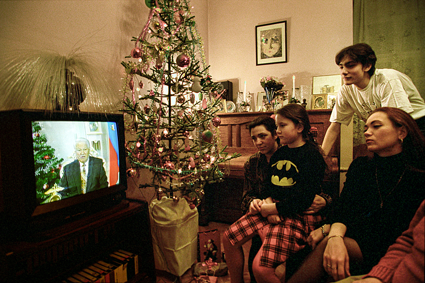 Московская семья слушает новогоднее обращение к россиянам Президента РФ Бориса Ельцина, 1996 год
