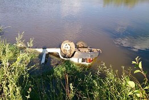 Утонувший автомобиль, который утонул под Смоляниново, вытащили спасатели