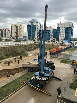 Сильный ливень превратил дорогу в Якутске в ущелье