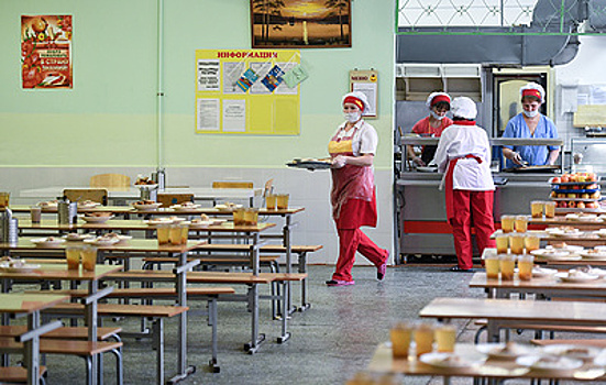 Субсидия на горячее питание школьников на Урале составит 1,7 млрд рублей