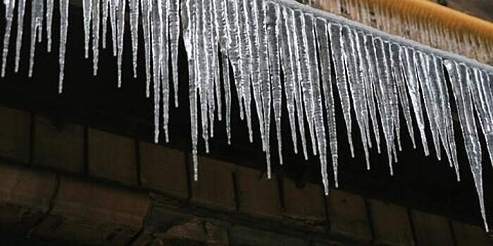 Автоюрист рассказал, как получить компенсацию за упавшую на машину сосульку