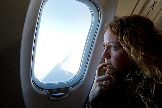 Почему в самолете гаснет свет при взлете и посадке