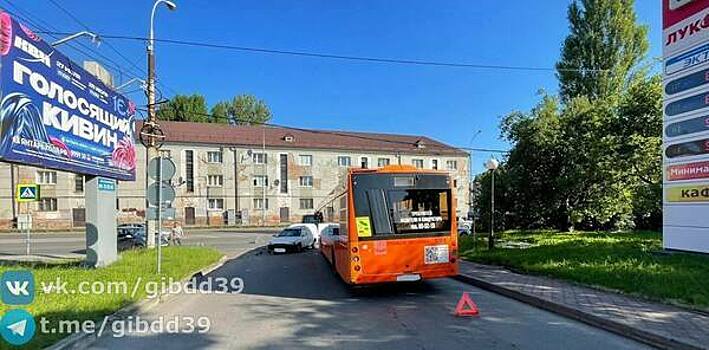 Не спешился на «зебре»: на Киевской легковушка сбила мужчину на электросамокате, которого затем отбросило на автобус