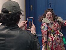 Netflix представил трейлер комедии Too Much от создателя «Девочек»