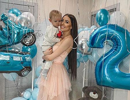 «Круто быть молодой мамой»: Алена Рапунцель в пудровом платье из органзы отмечает день рождения сына