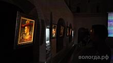 «Светящиеся» картины: в Вологде работы в технике медиаарта представил известный художник Никас Сафронов