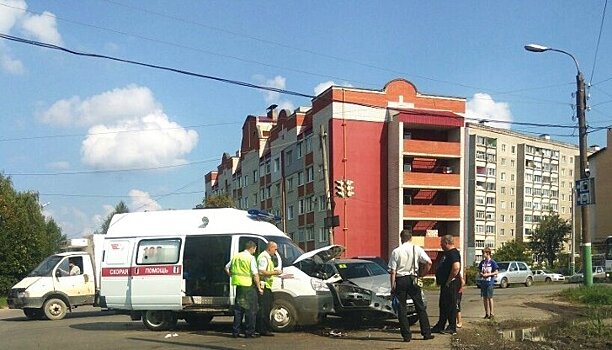Четыре человека получили ранения в столкновении иномарки и скорой помощи в Арзамасе