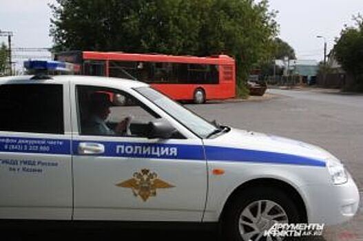 В Шушарах грузовик с щебнем завалился на бок