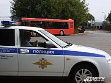 В Шушарах грузовик с щебнем завалился на бок