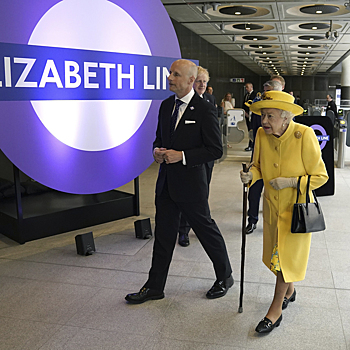 «Мы поедем, мы помчимся!»: королева Елизавета II открыла новую станцию метро «Элизабет Лайн» в Лондоне