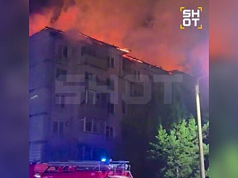 Двести человек эвакуировались из горящего дома в Красноярском крае