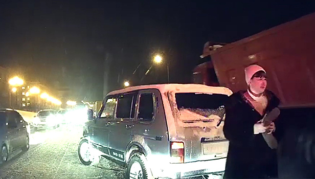 С мигалками и сиреной: полицейские вовремя довезли роженицу до больницы. Видео