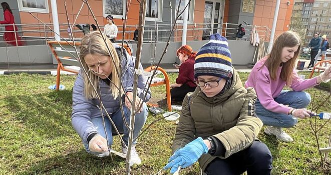 Родители и ученики провели субботник возле Красногоркой музыкальной школы