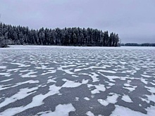 Четыре человека пострадали при опрокидывании аэролодки на озере в Карелии