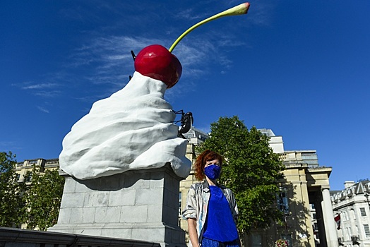 На Трафальгарской площади возникло гигантское пирожное с огромной мухой — что это значит