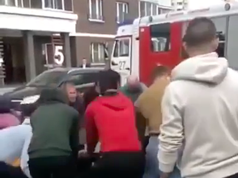 Жители Подмосковья вручную отодвинули автомобиль ради проезда пожарной машины