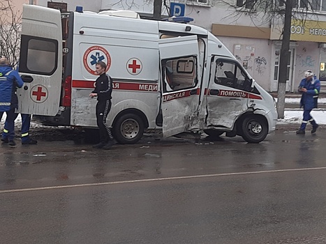 Момент жесткого ДТП со скорой в центре Дзержинска попал на видео