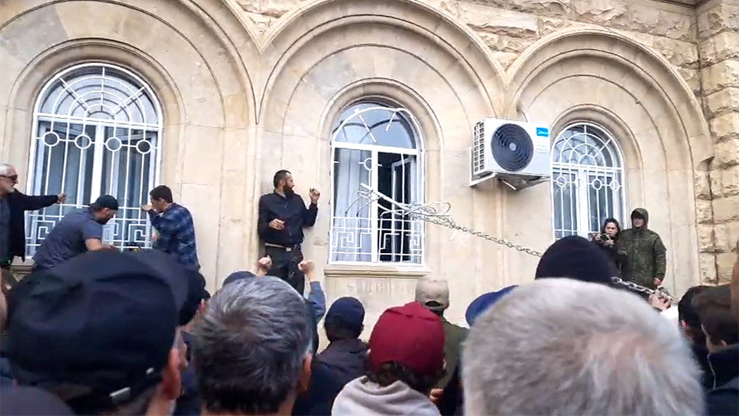 Протестующие прорвались в здание парламента Абхазии