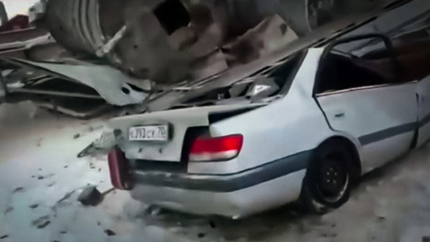 Припарковался, называется. Упавший бункер расплющил "Тойоту"