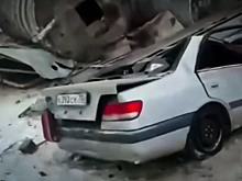 Припарковался, называется. Упавший бункер расплющил "Тойоту"