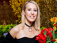 Собчак пришла на цветочную вечеринку в макси с открытыми плечами, а Литвинова — в total black