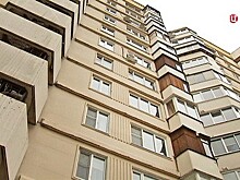 Женщина спрыгнула с карниза 10 этажа дома на юге Москвы