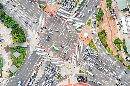 Изображавшая езду на авто на перекрестке в Сеуле кореянка стала звездой соцсетей