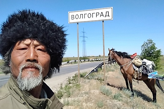 В Волгоград прискакал китайский наездник, путешествующий по городам чемпионата мира