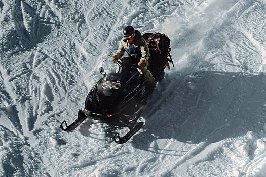 Отдыхавший на популярном горнолыжном курорте россиянин перевернулся на снегоходе