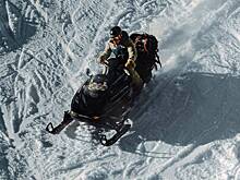 Отдыхавший на популярном горнолыжном курорте россиянин перевернулся на снегоходе