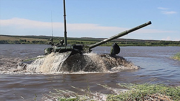 Танки под водой: кадры учений под Оренбургом