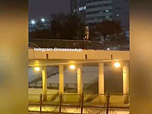 Подросток перешел Рублевское шоссе по скользким перилам моста и попал на видео