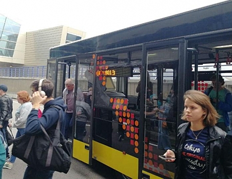 Стекла неожиданно выбило в автобусе с пассажирами в аэропорту Внуково